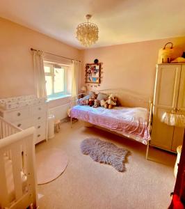 een slaapkamer met een bed met knuffels erop bij Cottage in the Heart of Frome in Frome