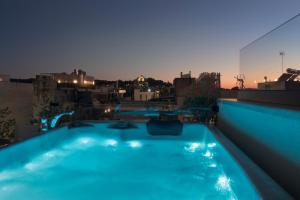 Bazén v ubytování Living Stone Condo Hotel nebo v jeho okolí