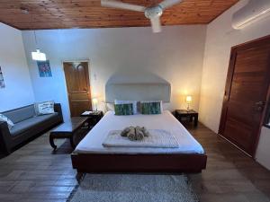 1 dormitorio con 1 cama y sala de estar en Castaway Lodge en Pointe Au Sel 