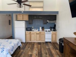 eine Küche mit einem weißen Kühlschrank und Holzschränken in der Unterkunft Legend oaks in Gautier