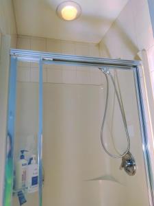 een douche met een glazen deur in de badkamer bij Master room &full bathroom with separate entrance in richmond in Richmond