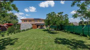 Vonkajšia záhrada v ubytovaní Holiday home in Balatonkeresztur 43400