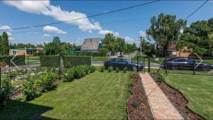 Vonkajšia záhrada v ubytovaní Holiday home in Balatonkeresztur 43400