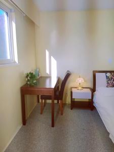 een slaapkamer met een bureau naast een bed en een raam bij Master room &full bathroom with separate entrance in richmond in Richmond