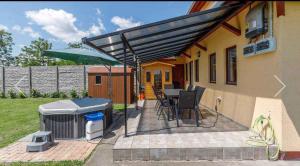 Patio alebo iná vonkajšia časť ubytovania Holiday home in Balatonkeresztur 43400