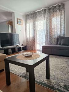 Televízia a/alebo spoločenská miestnosť v ubytovaní Holiday home in Balatonkeresztur 43400