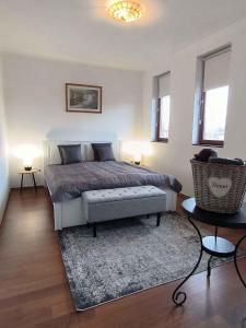 1 dormitorio con 1 cama, 2 mesas y 2 lámparas en Holiday home in Balatonkeresztur 43400, en Balatonkeresztúr