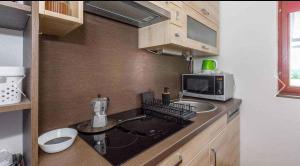 Kuchyňa alebo kuchynka v ubytovaní Holiday home in Balatonkeresztur 43400