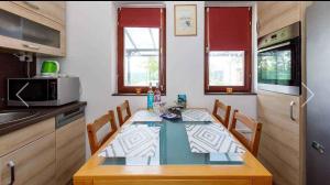 Kuchyňa alebo kuchynka v ubytovaní Holiday home in Balatonkeresztur 43400