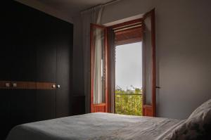 - une chambre avec un lit et une fenêtre ouverte dans l'établissement Casa Francesca quiete e cortesia - Via San Camillo de Lellis, 56 Chieti-, à Chieti