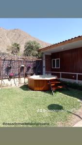 una casa con una mesa de madera en un patio en Exclusiva Casa de madera Lunahuana en Lunahuaná