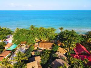 eine Luftaufnahme eines Resorts mit dem Meer in der Unterkunft Margarita Beach in Khanom