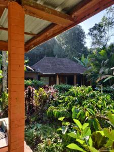 un jardín con una casa en el fondo en Dina Home Stay at Desa Wisata Wongayagede en Jatiluwih