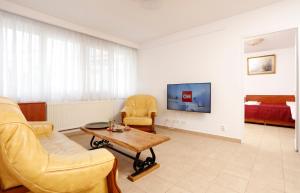 ein Wohnzimmer mit einem Sofa und einem Tisch in der Unterkunft My Cozy Place in Bukarest