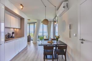 Kuchyň nebo kuchyňský kout v ubytování Wave - Endless Sea View Apartment