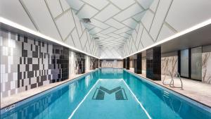 una grande piscina con soffitto piastrellato di Meriton Suites Liverpool a Liverpool