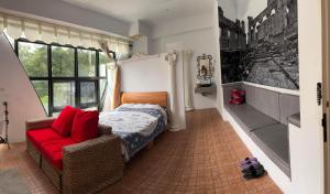 三義鄉的住宿－慕哲哈比屋 ，卧室配有床、椅子和窗户。