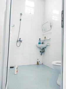 een badkamer met een douche, een toilet en een wastafel bij Ly Ly River in Hội An