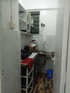 een kleine keuken met een wastafel en een aanrecht bij Paradise Apartment in Mombasa