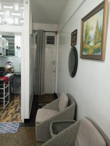 uma sala de estar com duas cadeiras e uma foto na parede em Paradise Apartment em Mombasa