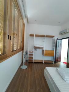 Habitación con dormitorio con cama y ventana en 41 Village Mai, en Phan Thiet