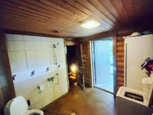 La salle de bains est pourvue d'une douche et de toilettes. dans l'établissement Kalliorinteen Mökit Suvipirtti, à Töysä