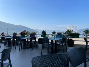 een rij tafels en stoelen op een balkon bij Veranda Boutique Hotel in Vlorë