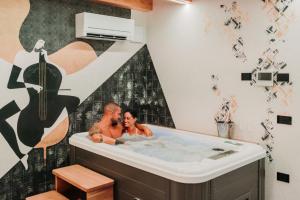 un homme et une femme dans une baignoire dans l'établissement Bed & Breakfast dei sogni, à Ascoli Piceno