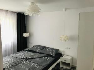 Un dormitorio con una cama con almohadas de amor. en Вила ОмниЯ en Chernomorets