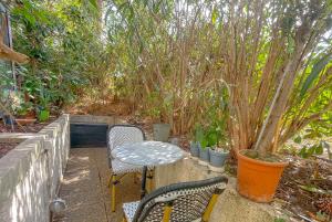 un patio con tavolo, sedie e alberi di LE BUNKER Prado Plage Velodrome a Marsiglia