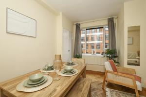 a dining room with a wooden table and chairs at Spacious 2 bedroom Apartment In Holborn in London