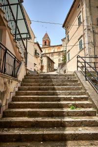 um conjunto de escadas que levam a um edifício em La Scalinatella em Rivisondoli