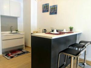 مطبخ أو مطبخ صغير في Spacious Apt 2 Rooms with MRT Bridge Link KL Hi speed WiFi