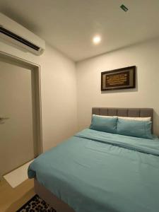 Spacious Apt 2 Rooms with MRT Bridge Link KL Hi speed WiFi في سونغاي بولوه: غرفة نوم مع سرير ووسائد زرقاء