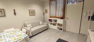 uma sala de estar com um sofá e uma mesa em Valdisieve Guest House Appartamento 20 minuti da Firenze em Pontassieve