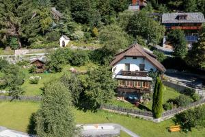 eine Luftansicht eines großen Hauses in einem Park in der Unterkunft Ferienhaus Aigner in Sankt Michael im Lungau