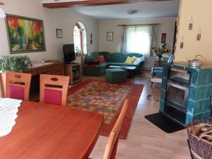 ein Wohnzimmer mit einem Sofa und einem Tisch in der Unterkunft Ferienhaus Aigner in Sankt Michael im Lungau