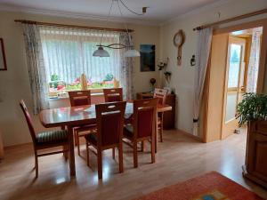 eine Küche und ein Esszimmer mit einem Tisch und Stühlen in der Unterkunft Ferienhaus Aigner in Sankt Michael im Lungau