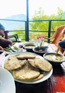 una mesa con platos de comida encima en Ella Camping Resort en Ella