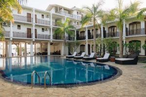 a pool in the courtyard of a hotel at Yala Oga Reach Hotel in Tissamaharama