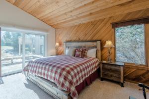 Кровать или кровати в номере Ridge Condo 2672 - Upgraded With Great Views and Elkhorn Resort Amenities
