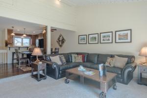 Un lugar para sentarse en Ridge Condo 2672 - Upgraded With Great Views and Elkhorn Resort Amenities