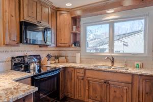 Кухня или мини-кухня в Ridge Condo 2672 - Upgraded With Great Views and Elkhorn Resort Amenities
