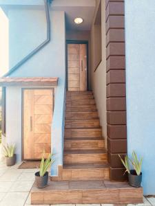 schody prowadzące do domu z drewnianymi drzwiami w obiekcie Вила ОмниЯ w Czernomorcu