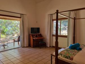 Телевизор и/или развлекательный центр в Shanti Ghar Guest House