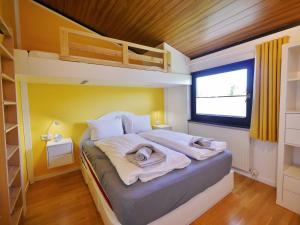 ヴィリンゲンにあるFerienhaus Diemelquelle - ex Ons Huisje 8の小さなベッドルーム(二段ベッド1組、窓付)