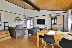Una sala de estar con mesa de comedor y sillas. en Ferienhaus Diemelquelle - mit eingezäuntem Garten, en Willingen
