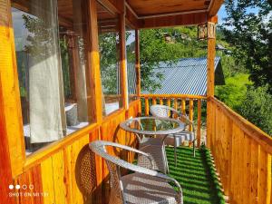 شرفة أو تراس في The Tree Top Treehouse Jibhi