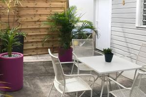 Patio nebo venkovní prostory v ubytování Studio cosy rez de jardin à 10 mn des plages