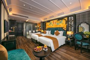 ホイアンにあるGrand Sunrise Palace Hoi Anの大きなベッドとリビングルームが備わるホテルルームです。